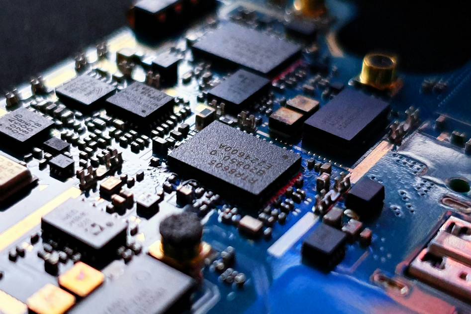 Arduino Uno board connected to breadboard with LEDs and sensors