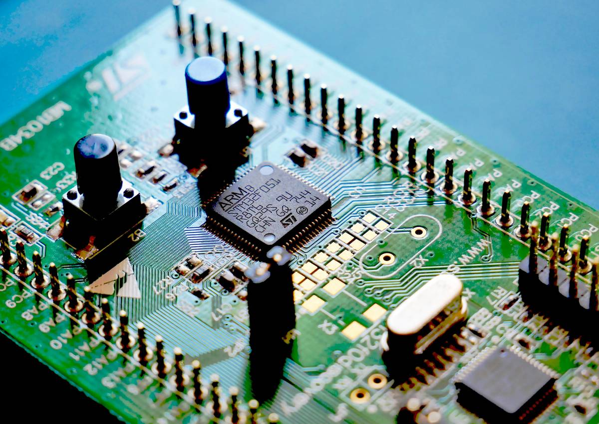 Comparison chart demonstrating how to learn arduino programming effectively versus common mistakes